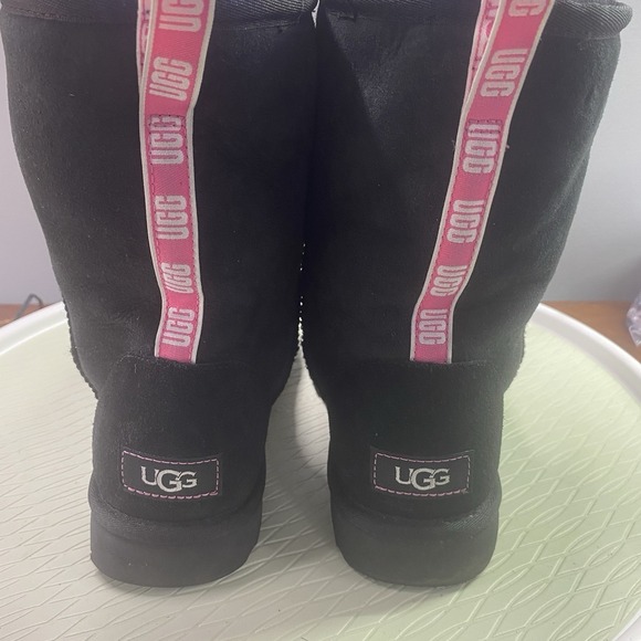 NEW UGG Women's Classic Short Graphic Logo‎ Fashion Boot Black Women Sz 7 Suede - Picture 6 of 12